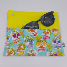 Cargar imagen en el visor de la galería, Funda de gafas Calaveritas color
