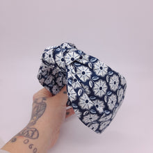 Cargar imagen en el visor de la galería, Diadema flores vintage azul
