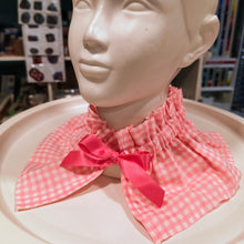 Cargar imagen en el visor de la galería, Cuello Eva Vichy rosa
