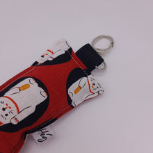 Cargar imagen en el visor de la galería, Llavero acolchado Maneki-neko rojo
