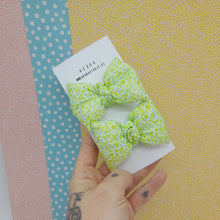 Cargar imagen en el visor de la galería, Pack 2 pinzas lazo acolchados Flores verde lima.
