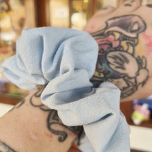 Cargar imagen en el visor de la galería, Coletero scrunchie Sky rustick
