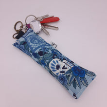 Cargar imagen en el visor de la galería, Llavero acolchado Calavera azul
