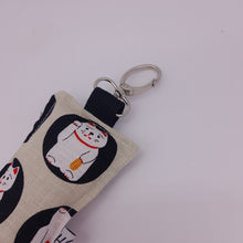 Cargar imagen en el visor de la galería, Llavero acolchado Maneki-neko beige
