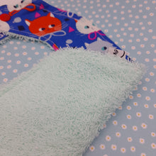 Cargar imagen en el visor de la galería, Babero pico Gatos
