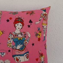 Cargar imagen en el visor de la galería, Cojín cuadrado Pin up rosa
