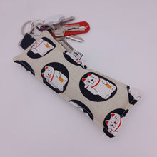 Cargar imagen en el visor de la galería, Llavero acolchado Maneki-neko beige
