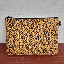 Cargar imagen en el visor de la galería, Funda hasta 14" Animal print
