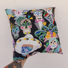 Cargar imagen en el visor de la galería, Cojín cuadrado Fiesta calaveras
