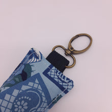 Cargar imagen en el visor de la galería, Llavero acolchado Calavera azul
