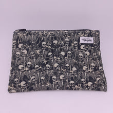 Cargar imagen en el visor de la galería, Estuche Guarda-todo Calaveras
