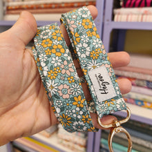 Cargar imagen en el visor de la galería, Llavero largo flores
