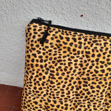 Cargar imagen en el visor de la galería, Funda hasta 14" Animal print
