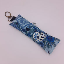 Cargar imagen en el visor de la galería, Llavero acolchado Calavera azul

